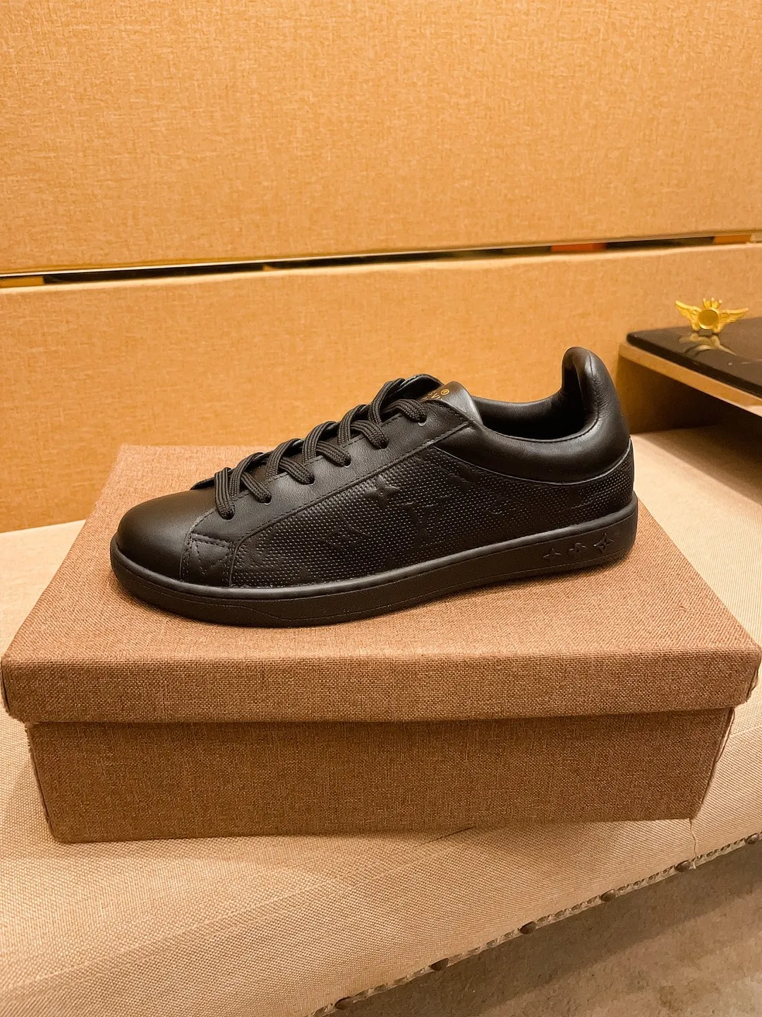 Men's shoes 💰 380💰🔥【LV】🔥 Louis Vuitton, high-end men's shoes brand, official website 1:1 latest masterpiece: the upper is made of Italian imported first-layer cowhide with a comfortable and breathable lining➕original non-slip and wear-resistant outsole🔥, making walking more convenient and comfortable! An exclusive new model, a stunning work, a beautiful 1:1 replica [color] compared to the official quality! Create a fashionable personality to set off your uniqueness! A must-have for trendy men! Classic🔥Size: 38-44 Color: 🔥Multiple colors available🔥